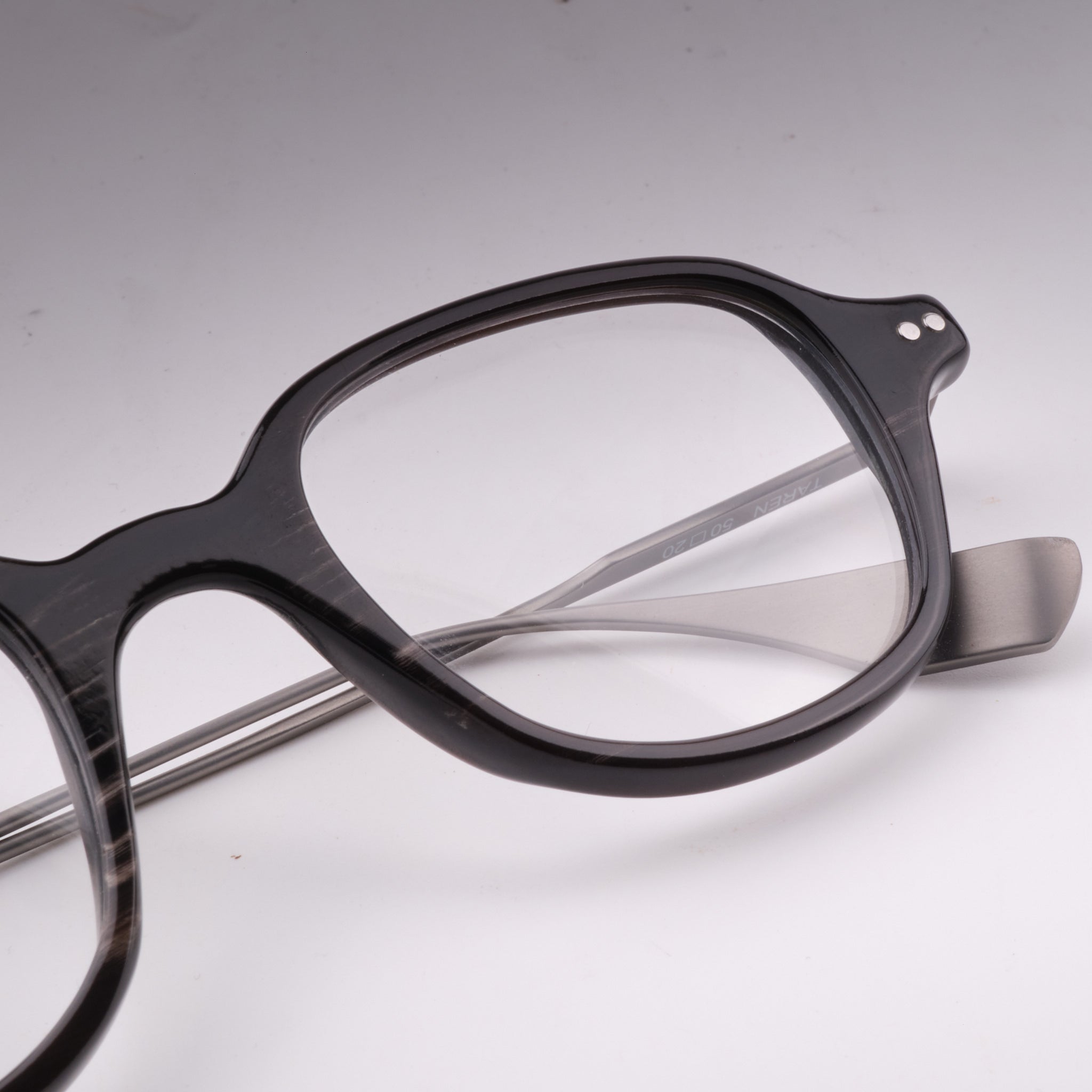 Lira Black White Horn & Silver