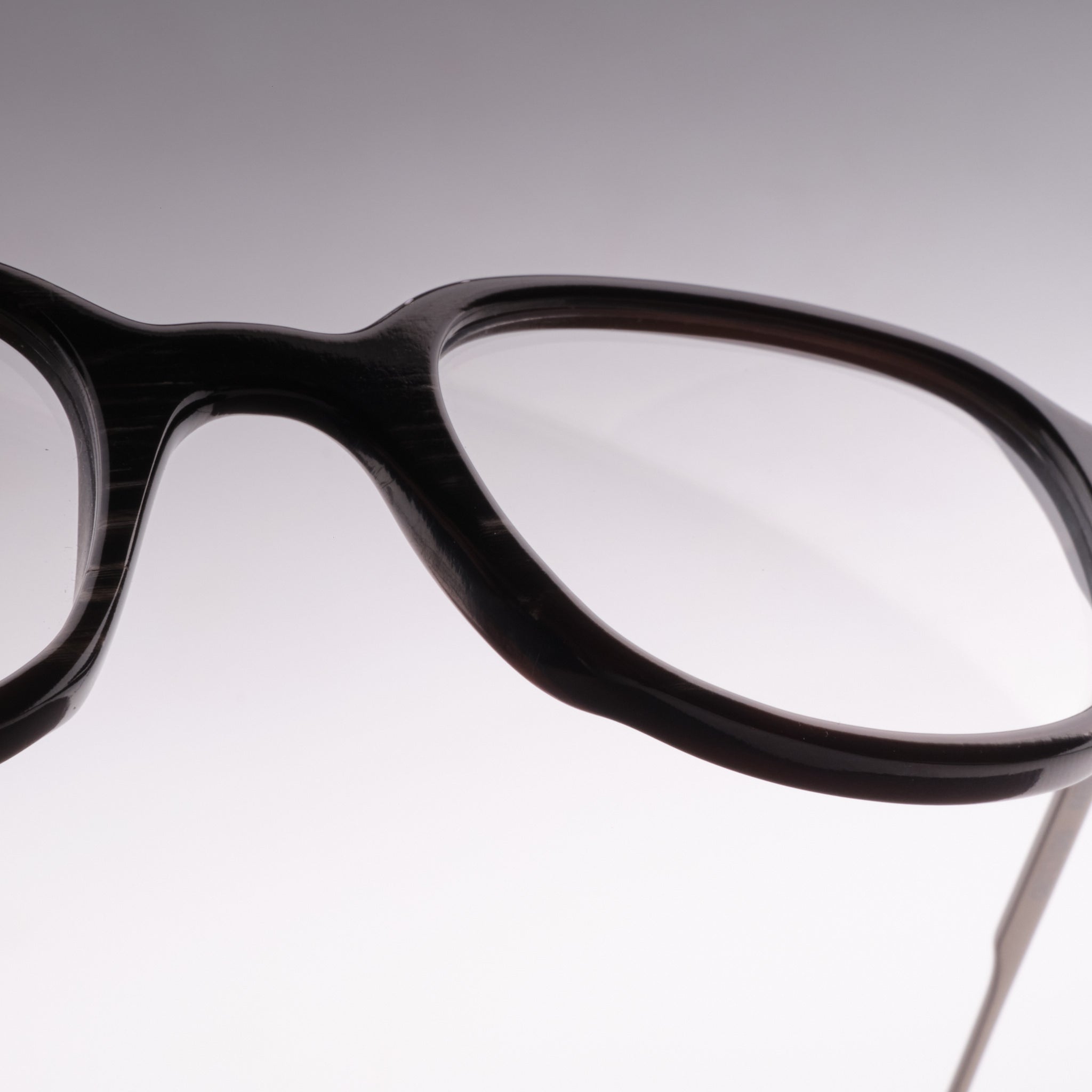 Lira Black White Horn & Silver