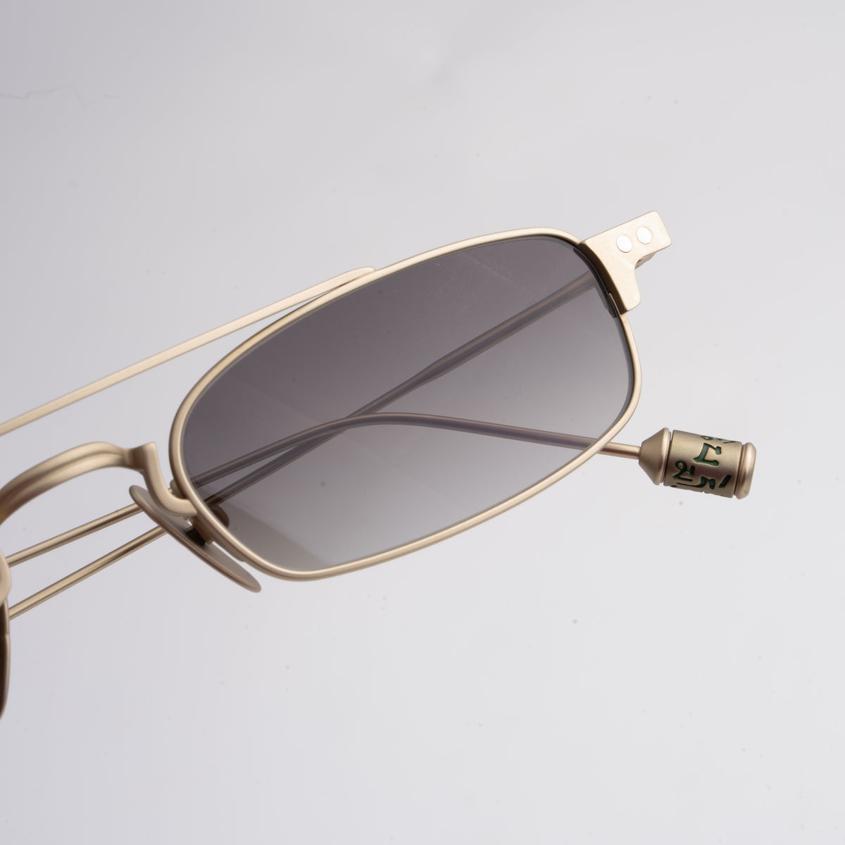 Omren Gold close-up 1