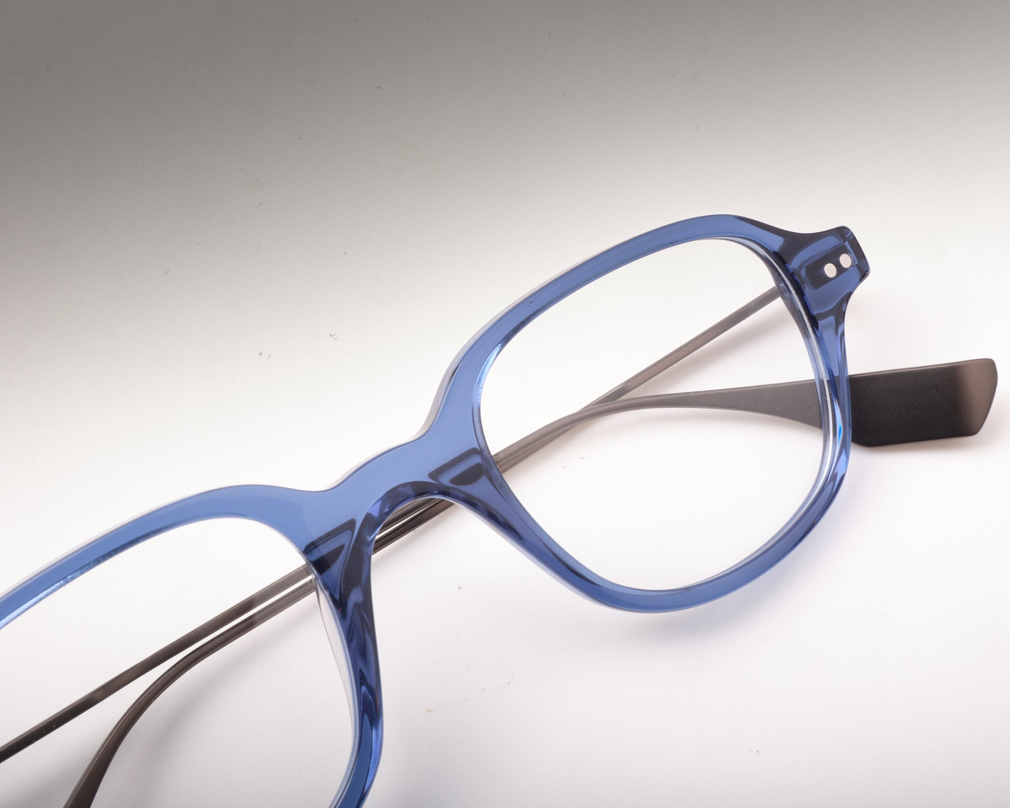 LIRA Crystal Blue & Gunmetal