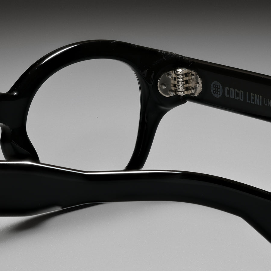 Unjaqd Black close-up 2