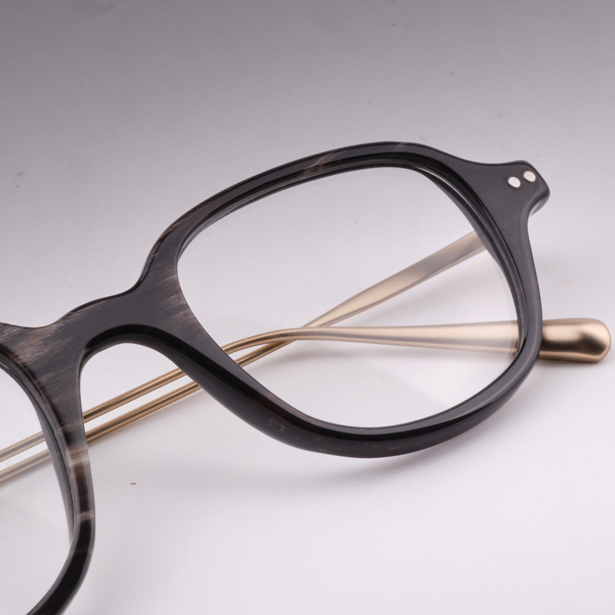 Lira Black White Horn & Gold close-up 1