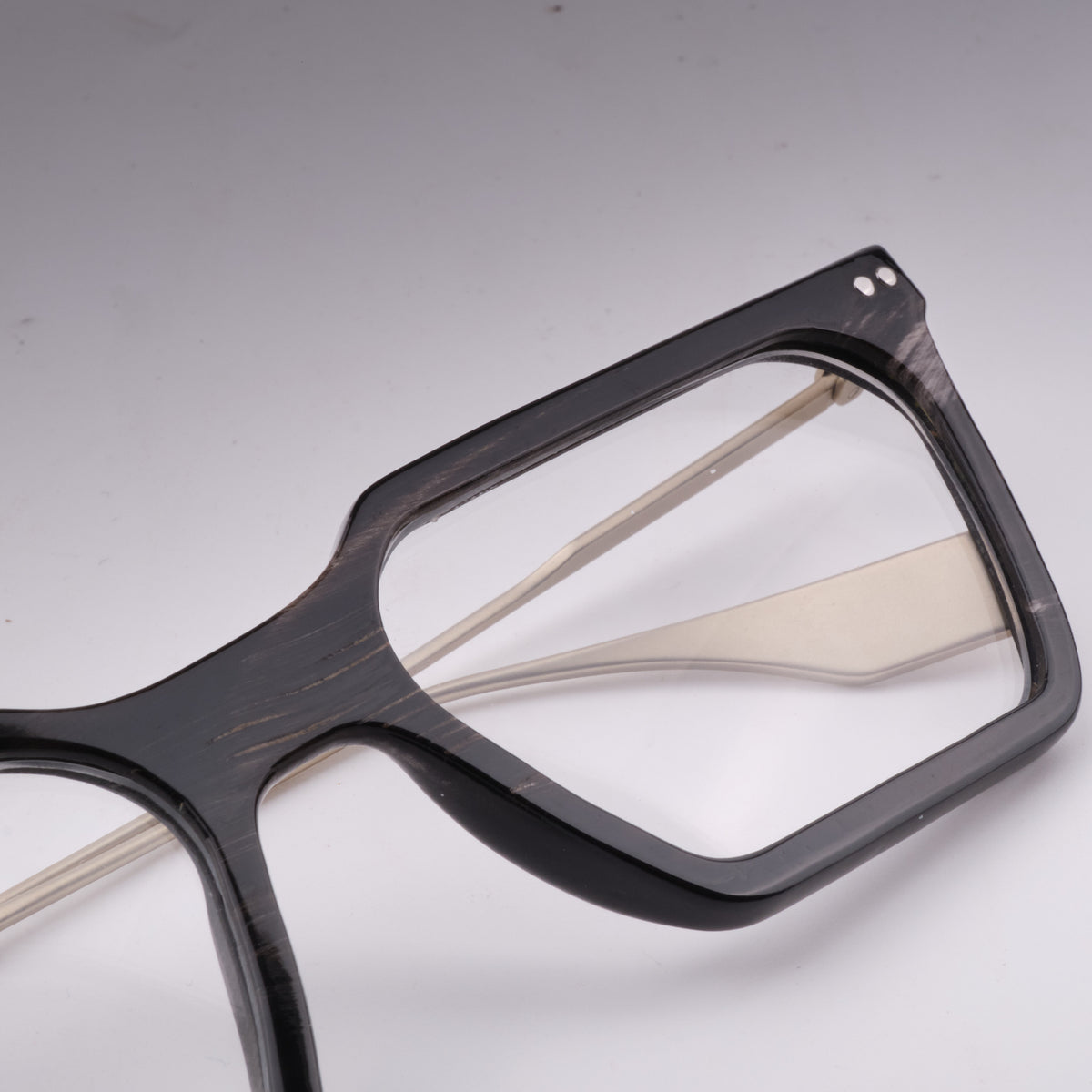 Ark Horn & Gold close-up 1