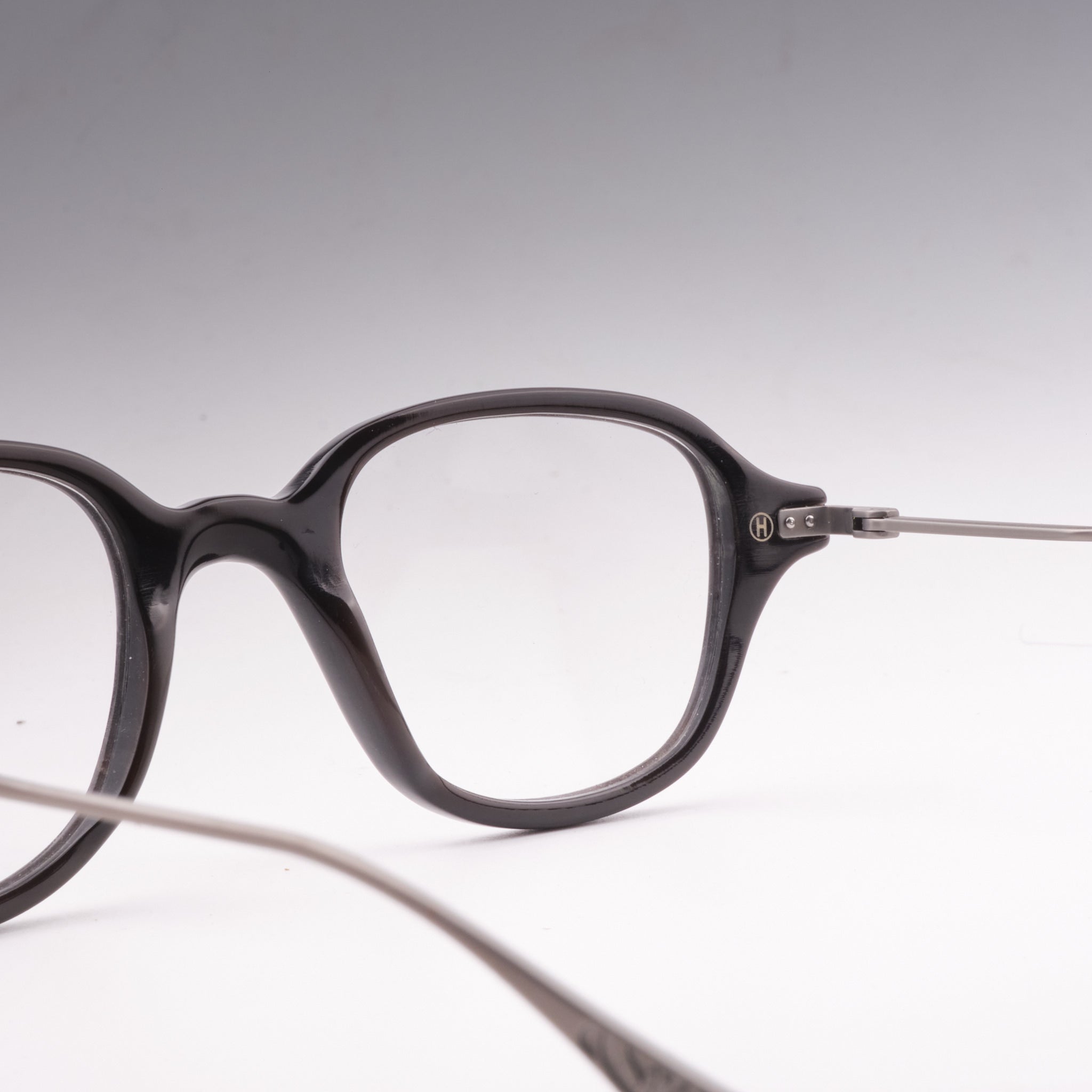 Lira Black White Horn & Silver