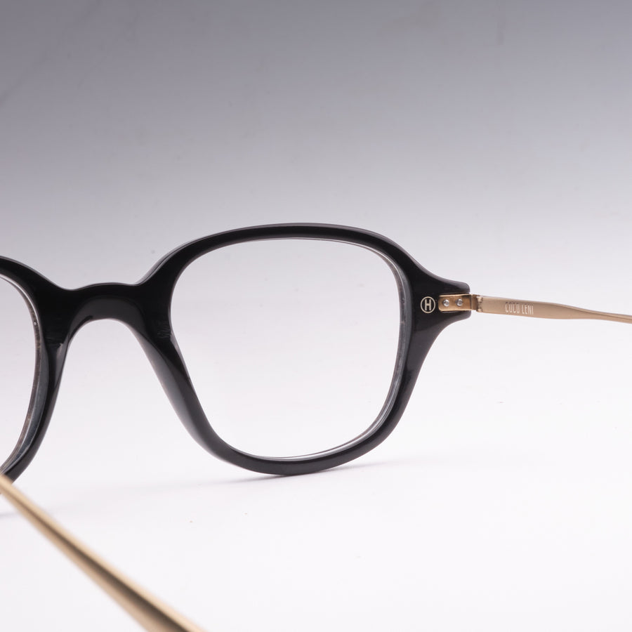 Lira Black White Horn & Gold close-up 2