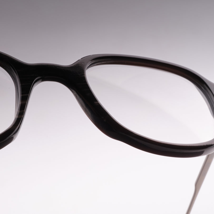 Lira Black White Horn & Silver close-up 2