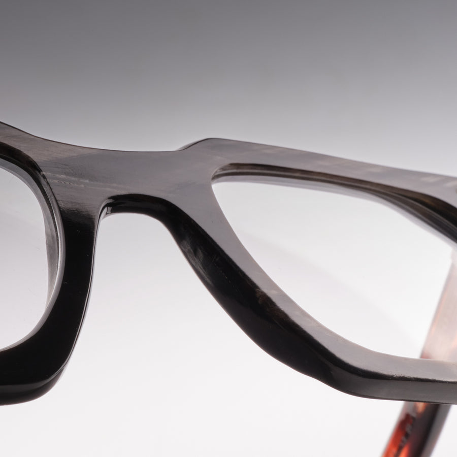 Starke Black White Horn C4 close-up 3