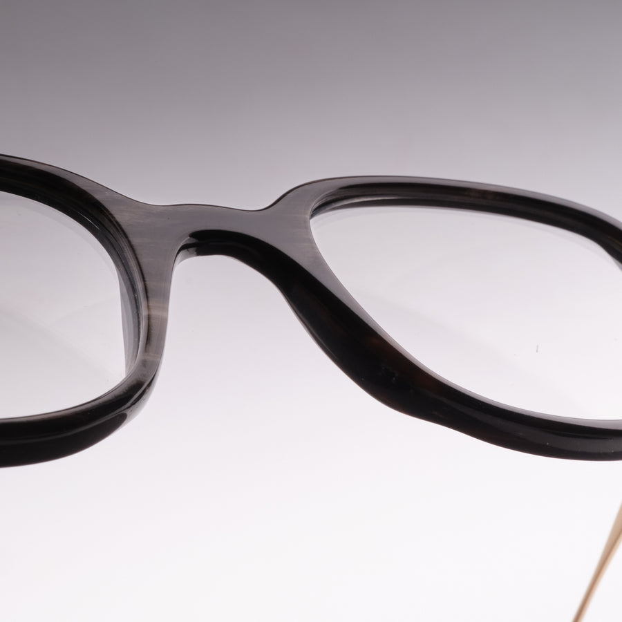 Lira Black White Horn & Gold close-up 3