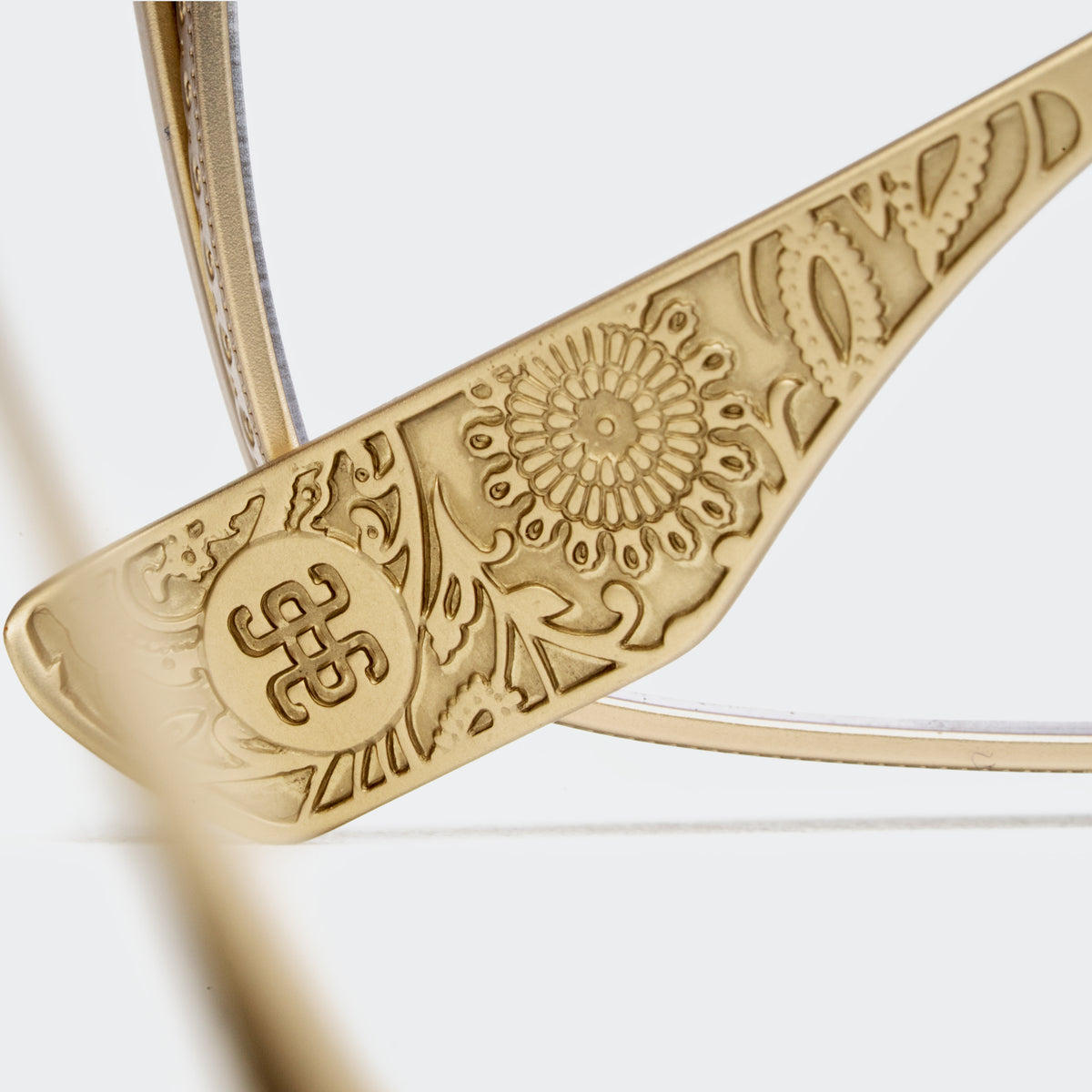 Taren Gold close-up 1