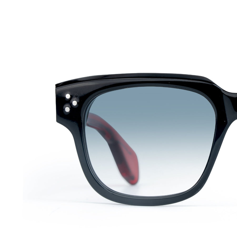 Marken Black Honey-Red close-up 2