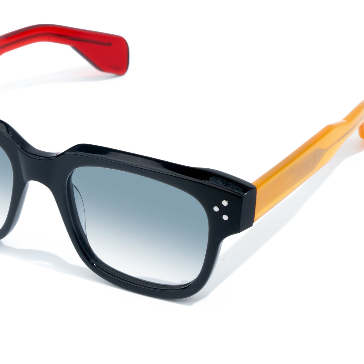 Marken Black Honey-Red close-up 1