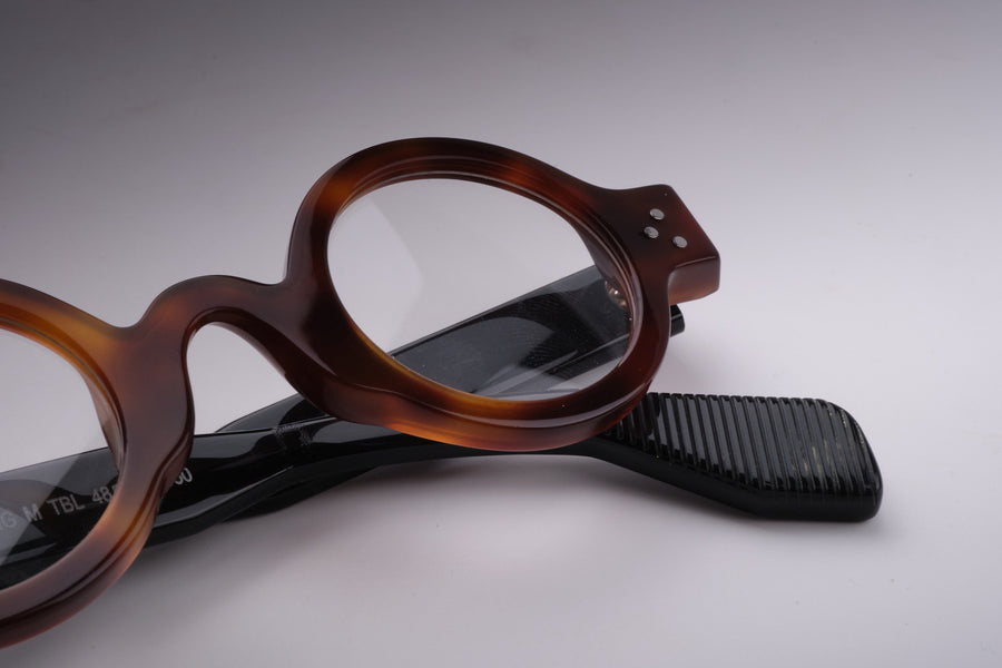 Zweig Tortoise & Black close-up 2