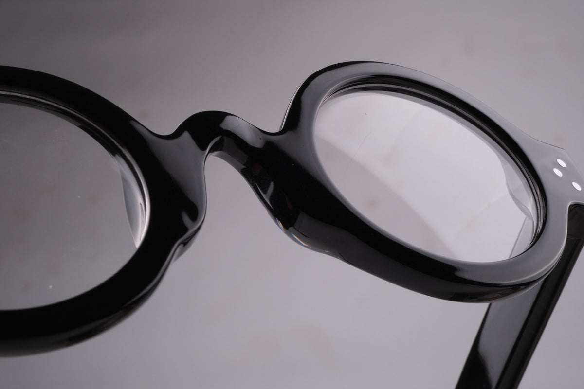 Zweig Black close-up 1