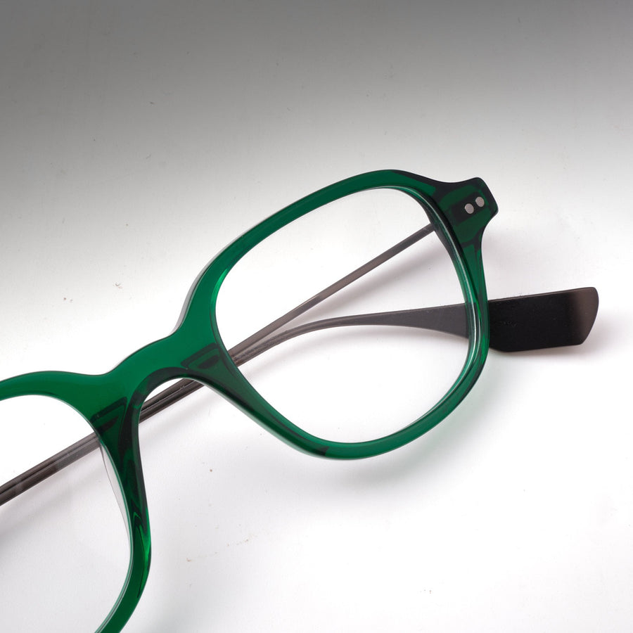 LIRA Crystal Green & Gunmetal close-up 2