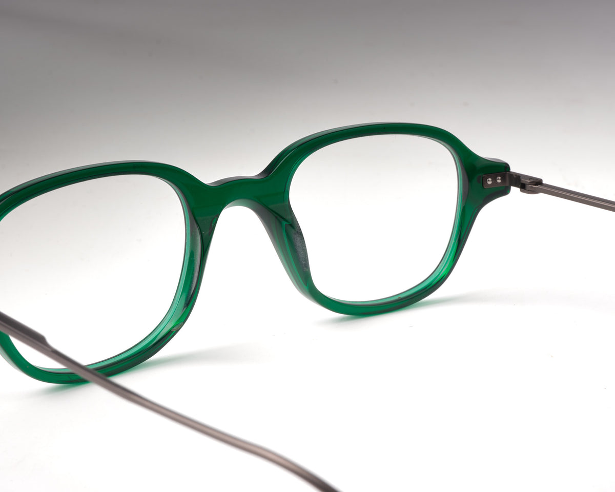 LIRA Crystal Green & Gunmetal close-up 1