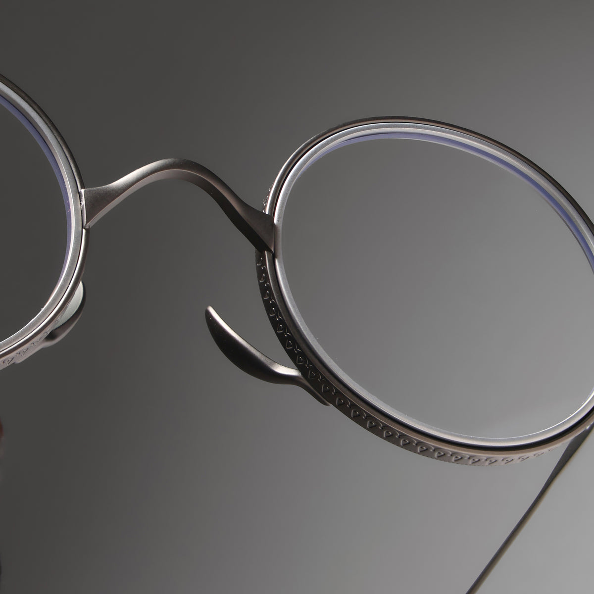 Lumir Gunmetal close-up 1