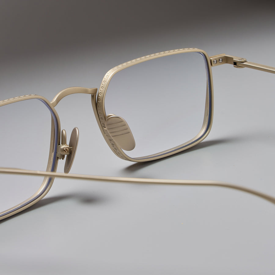 Taren Gold close-up 2