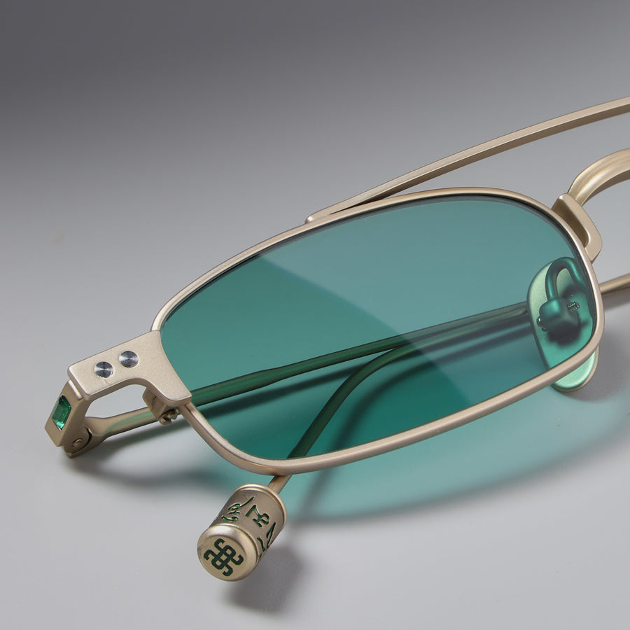 Omren Gold close-up 3