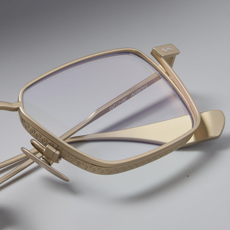 Taren Gold close-up 3