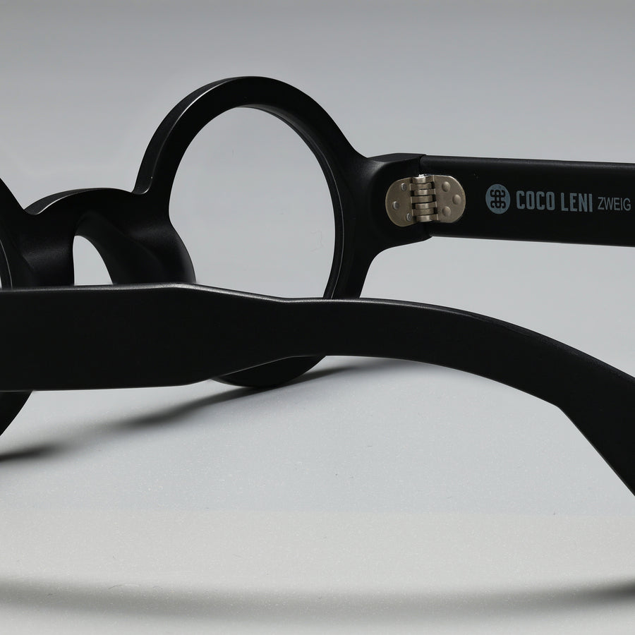 Zweig Black close-up 2