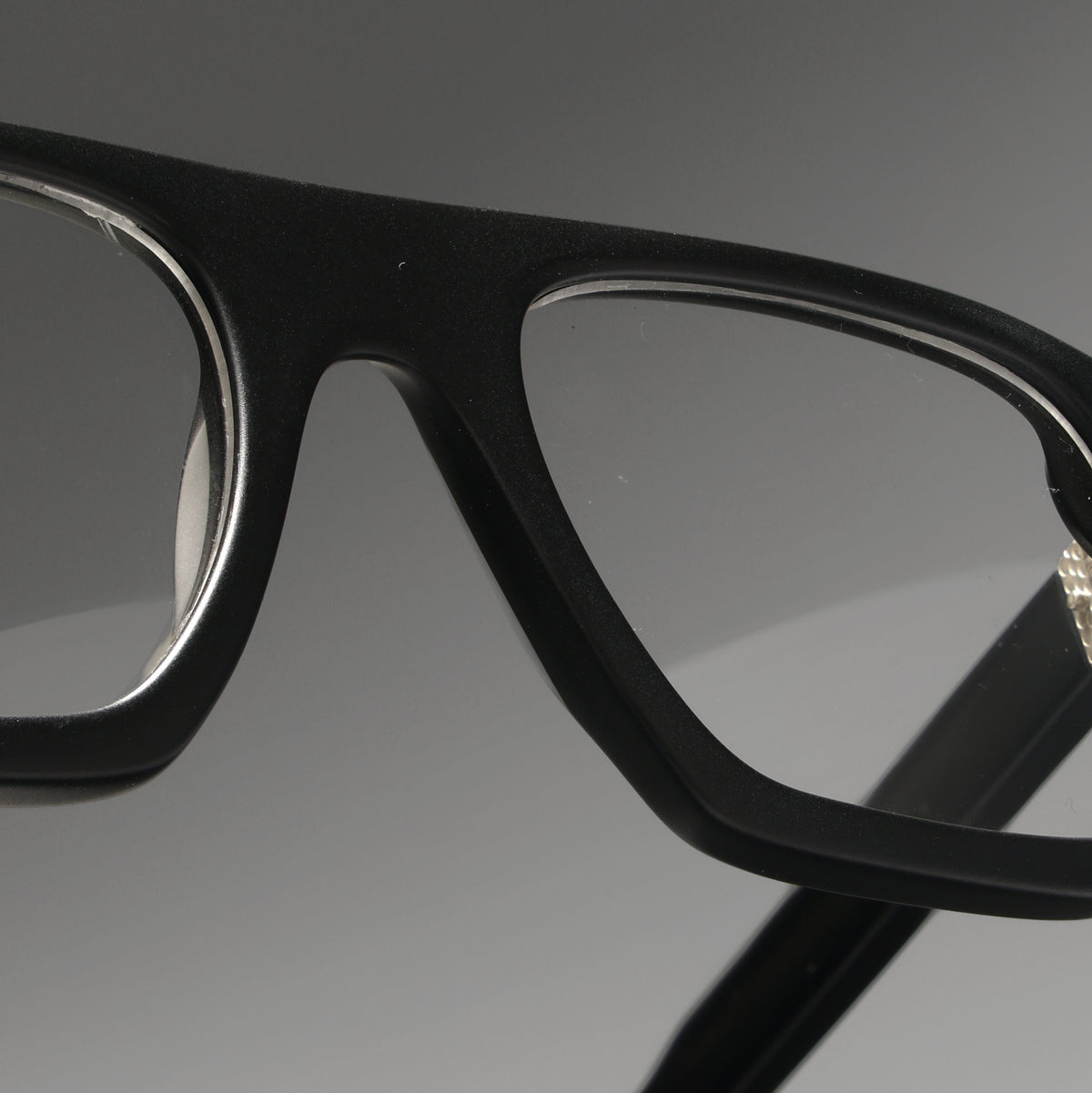 Suri Black Structura close-up 1